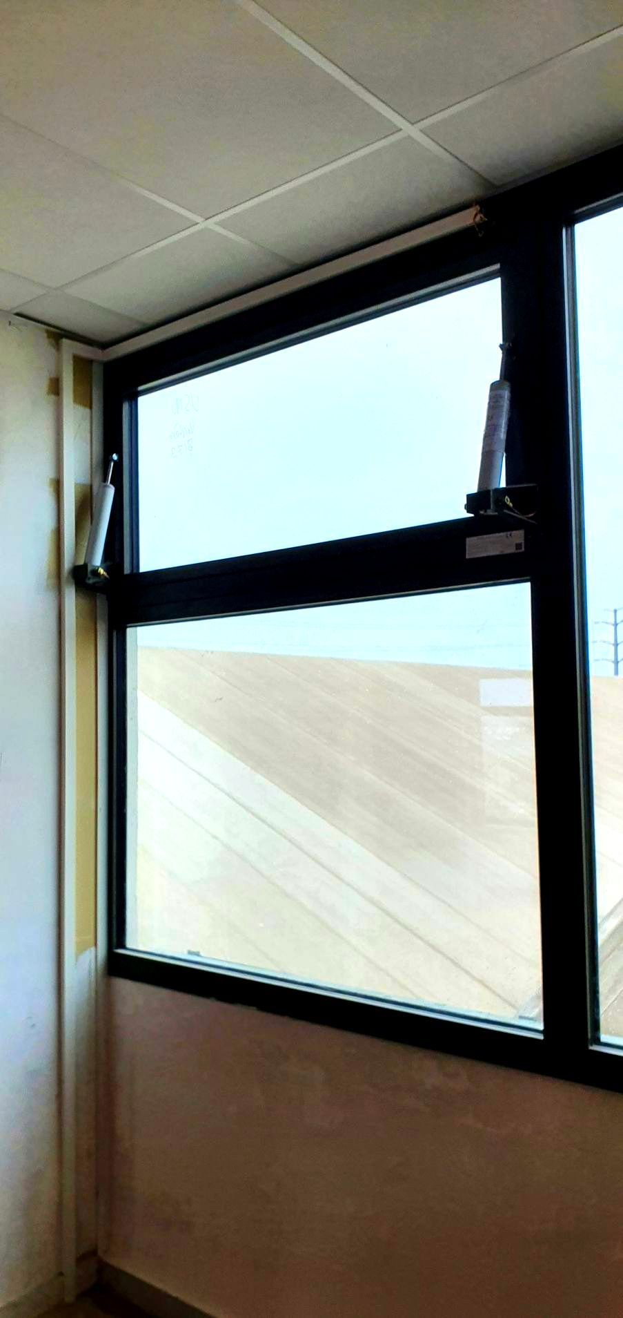 Fenêtre asservie en façade pour désenfumage naturel