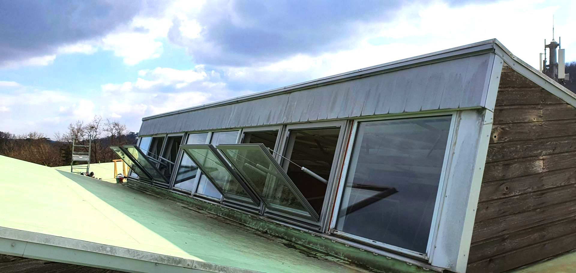 Fenêtre sur toit asservie pour désenfumage naturel