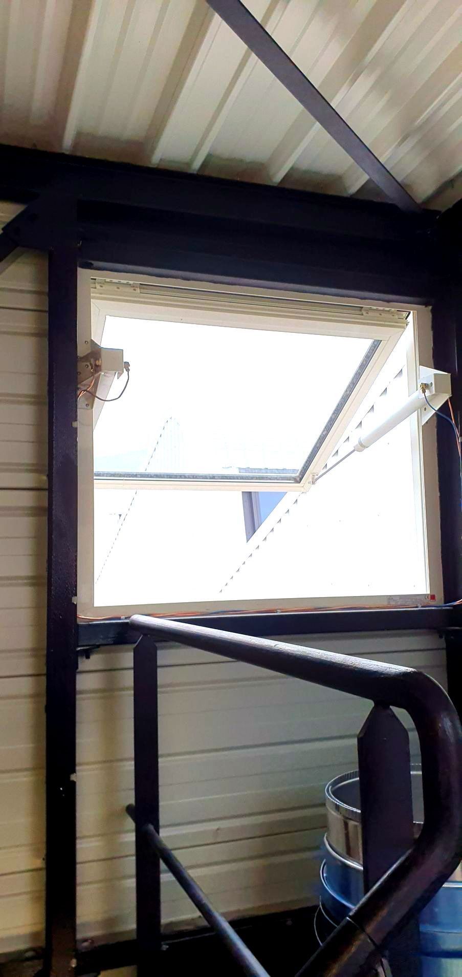 Fenêtre asservie pour désenfumage naturel