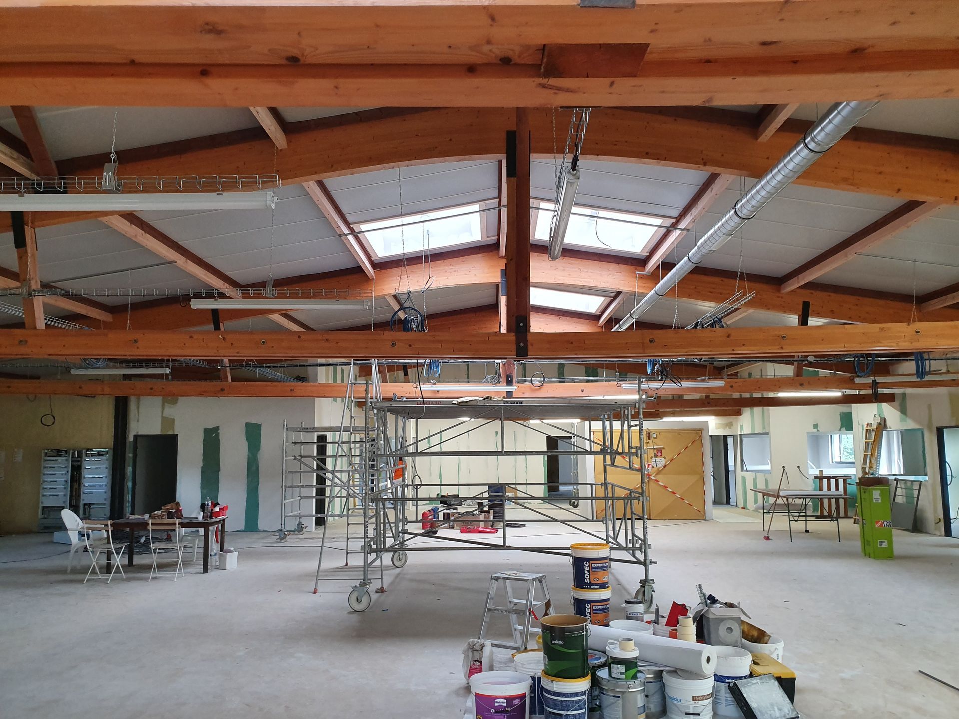 Entrepôt avec des pots de peintures à l'intérieur