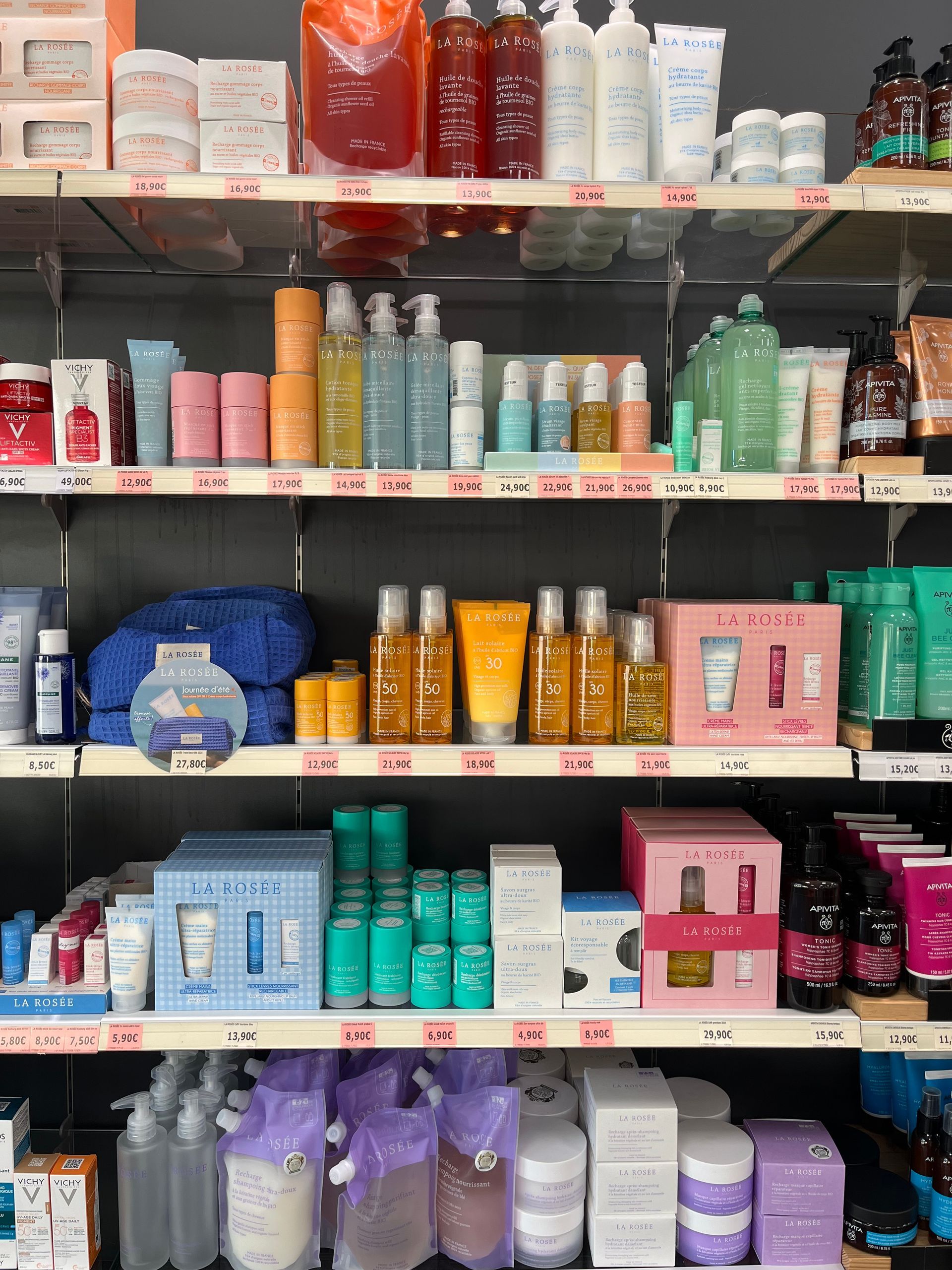 Étagères remplies de divers produits de soins de la peau et de beauté dans un magasin.