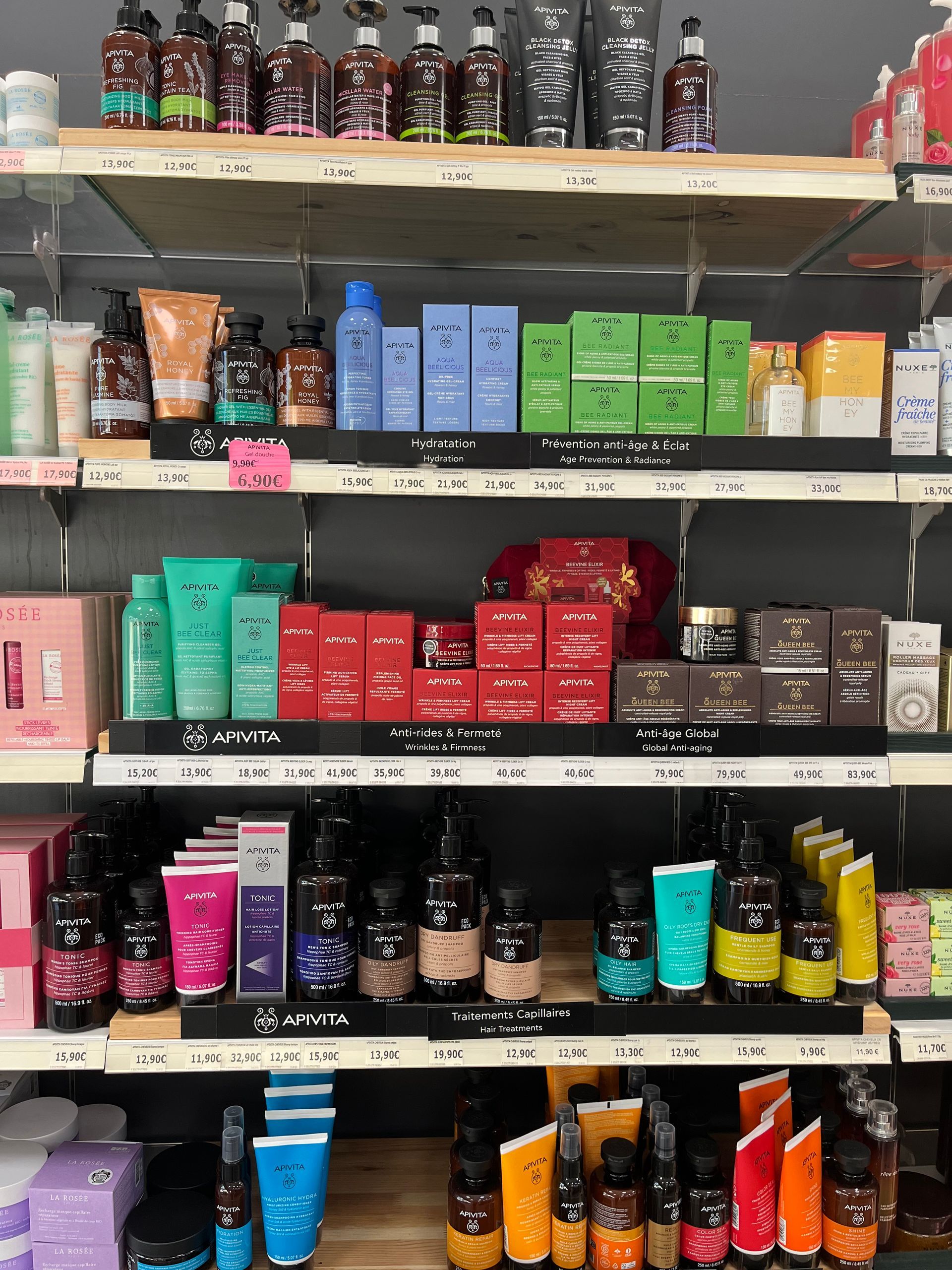 Des étagères remplies de divers produits de soins de la peau dans des emballages colorés.