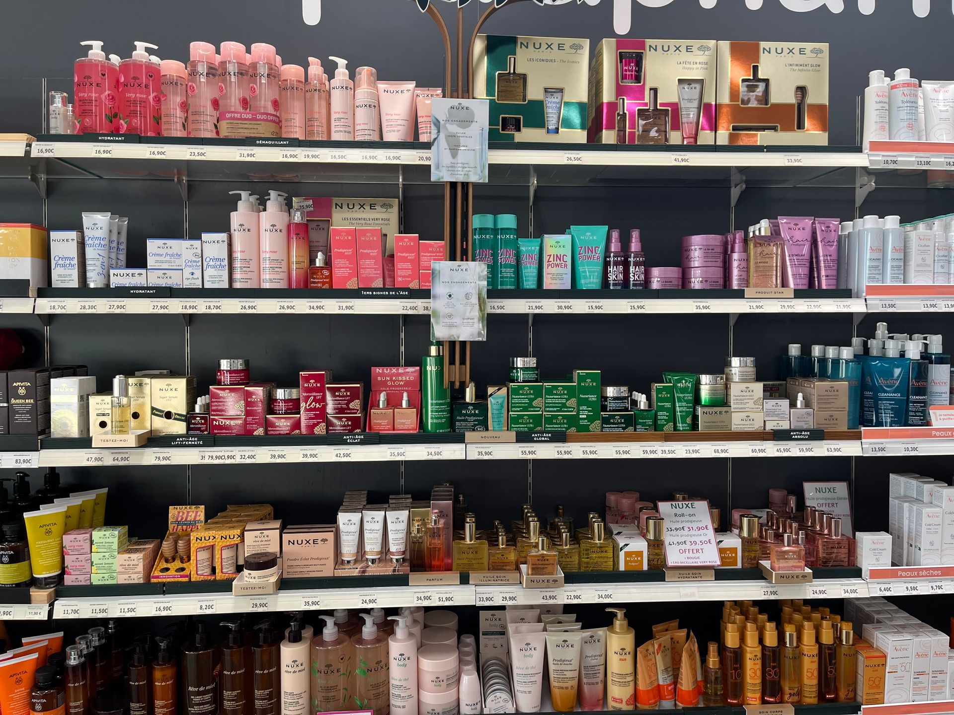 Étagères remplies de divers produits cosmétiques dans un magasin.