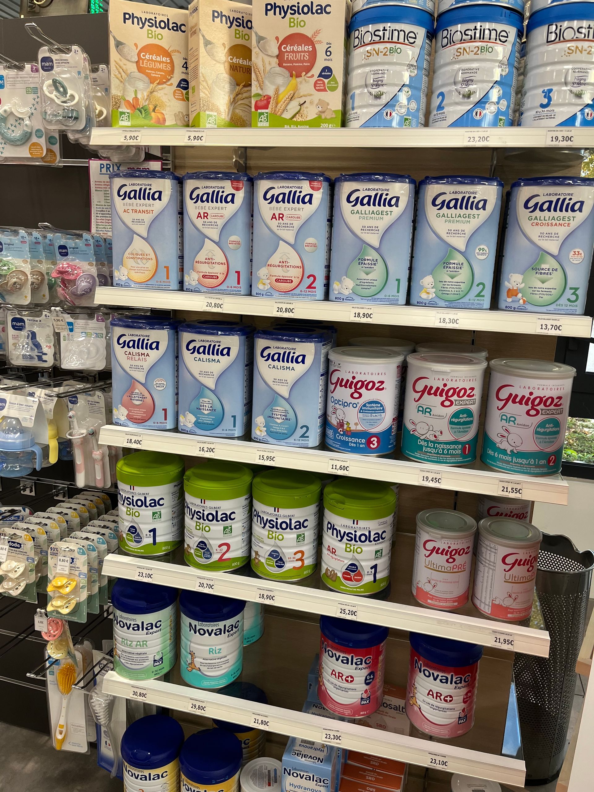 Des étagères remplies de différentes marques de lait maternisé dans un magasin.