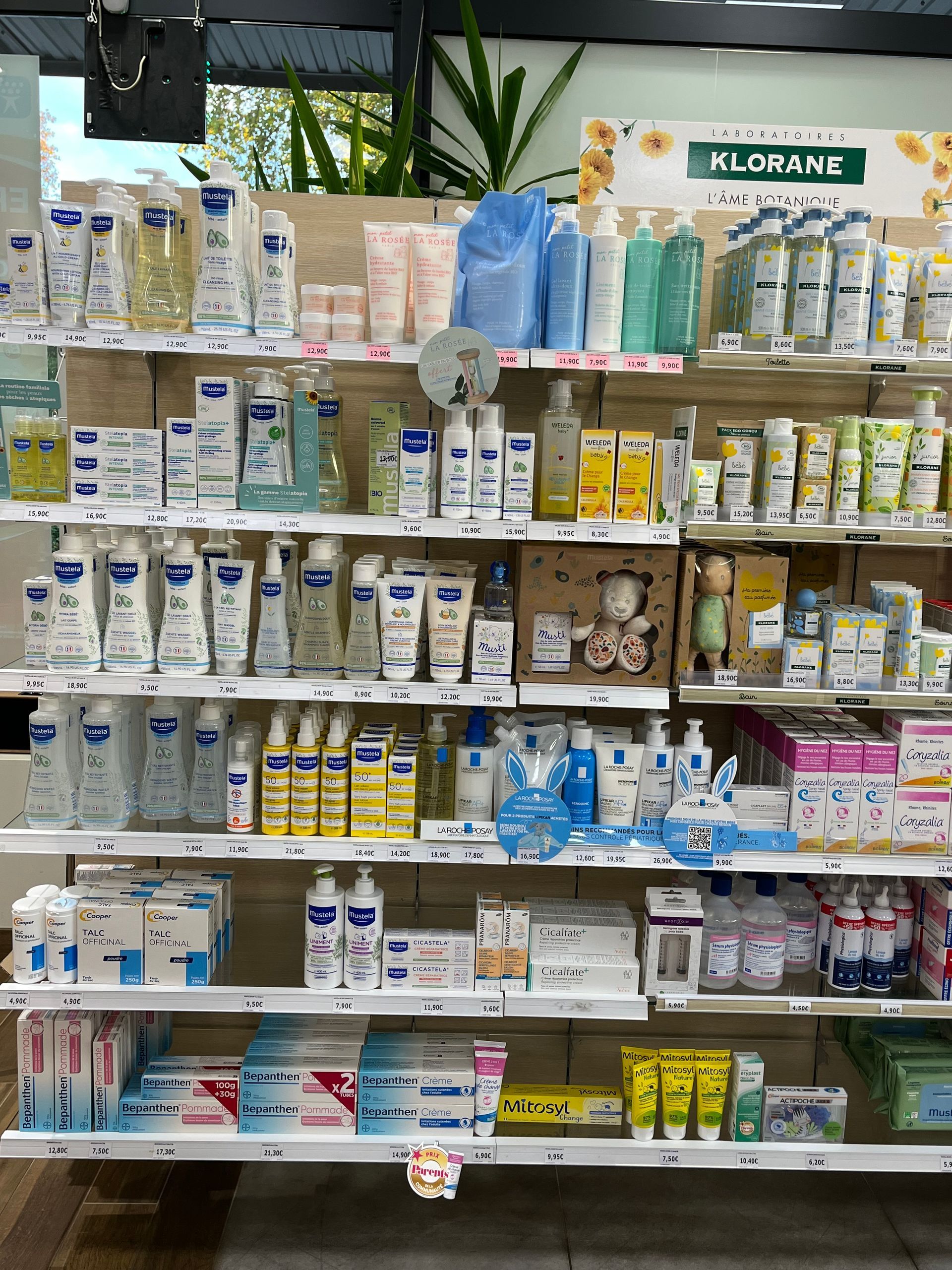 Étagères remplies de divers produits de soins de la peau dans un magasin.