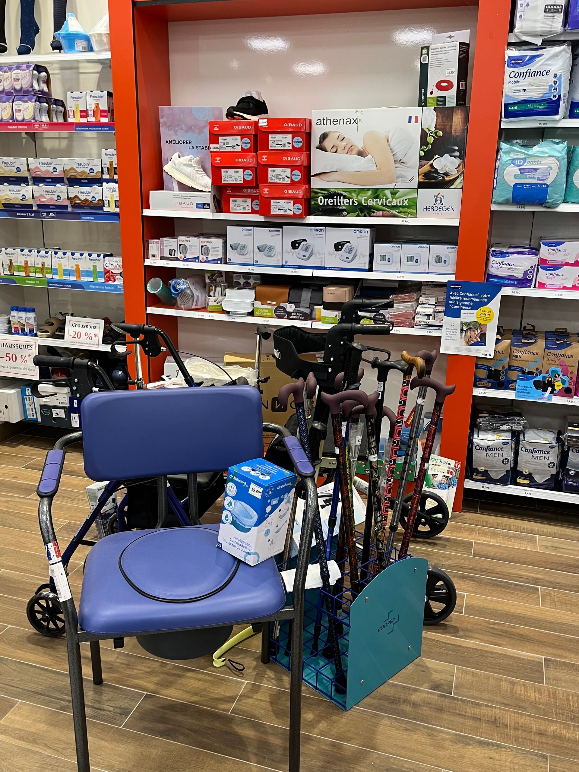 Plan intérieur d'un magasin de fournitures médicales ; fauteuil roulant et cannes de marche.