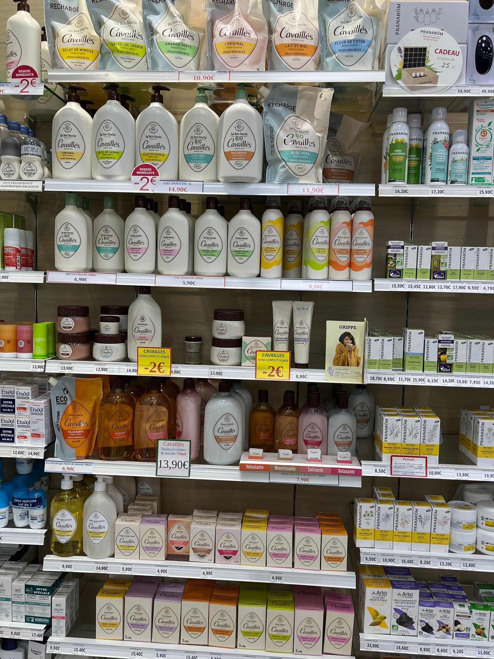Étagères remplies de divers produits cosmétiques et de soins personnels dans un magasin.