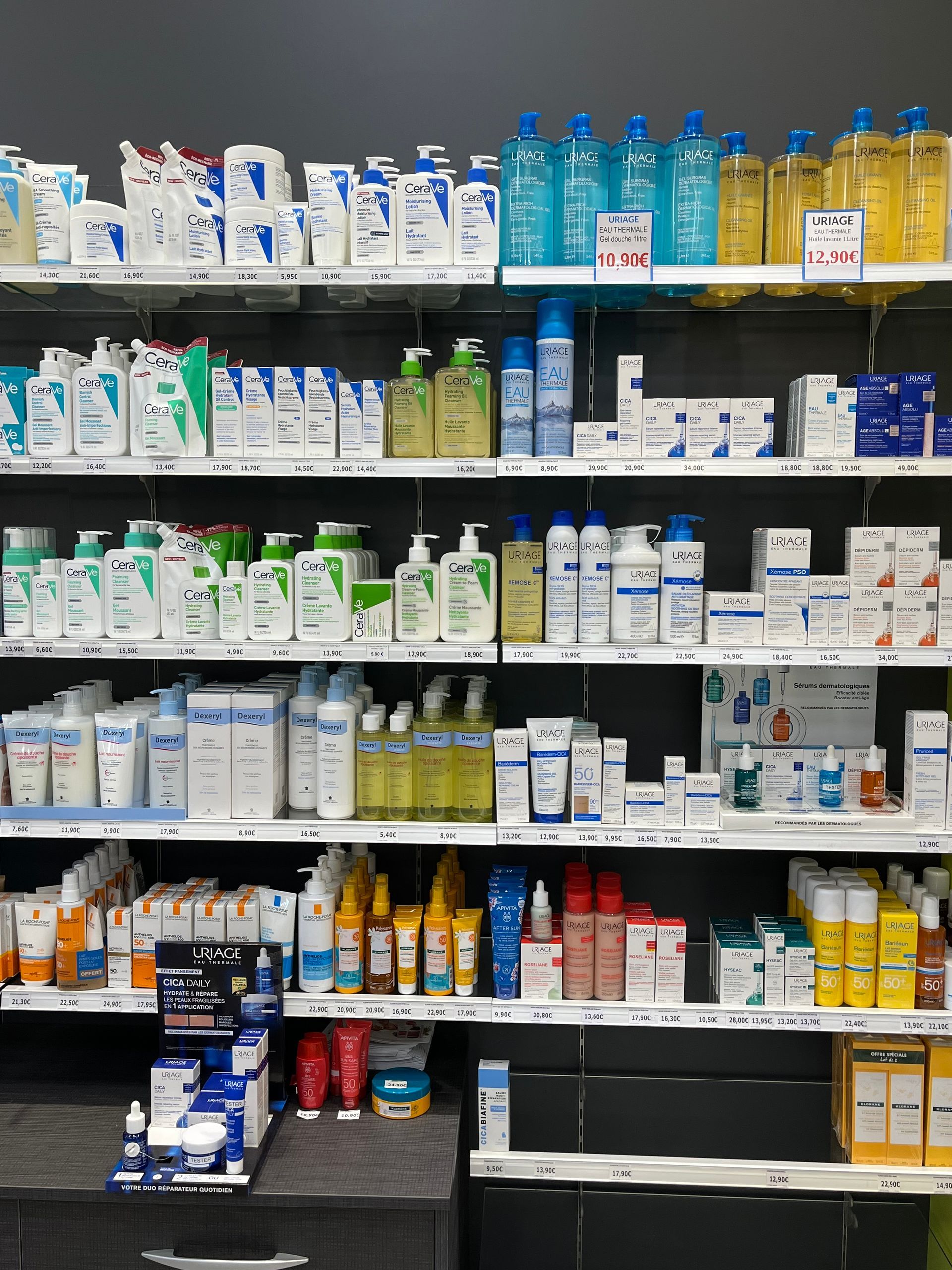 Des étagères remplies de divers produits de soins de la peau, notamment des nettoyants, des lotions et des crèmes solaires.