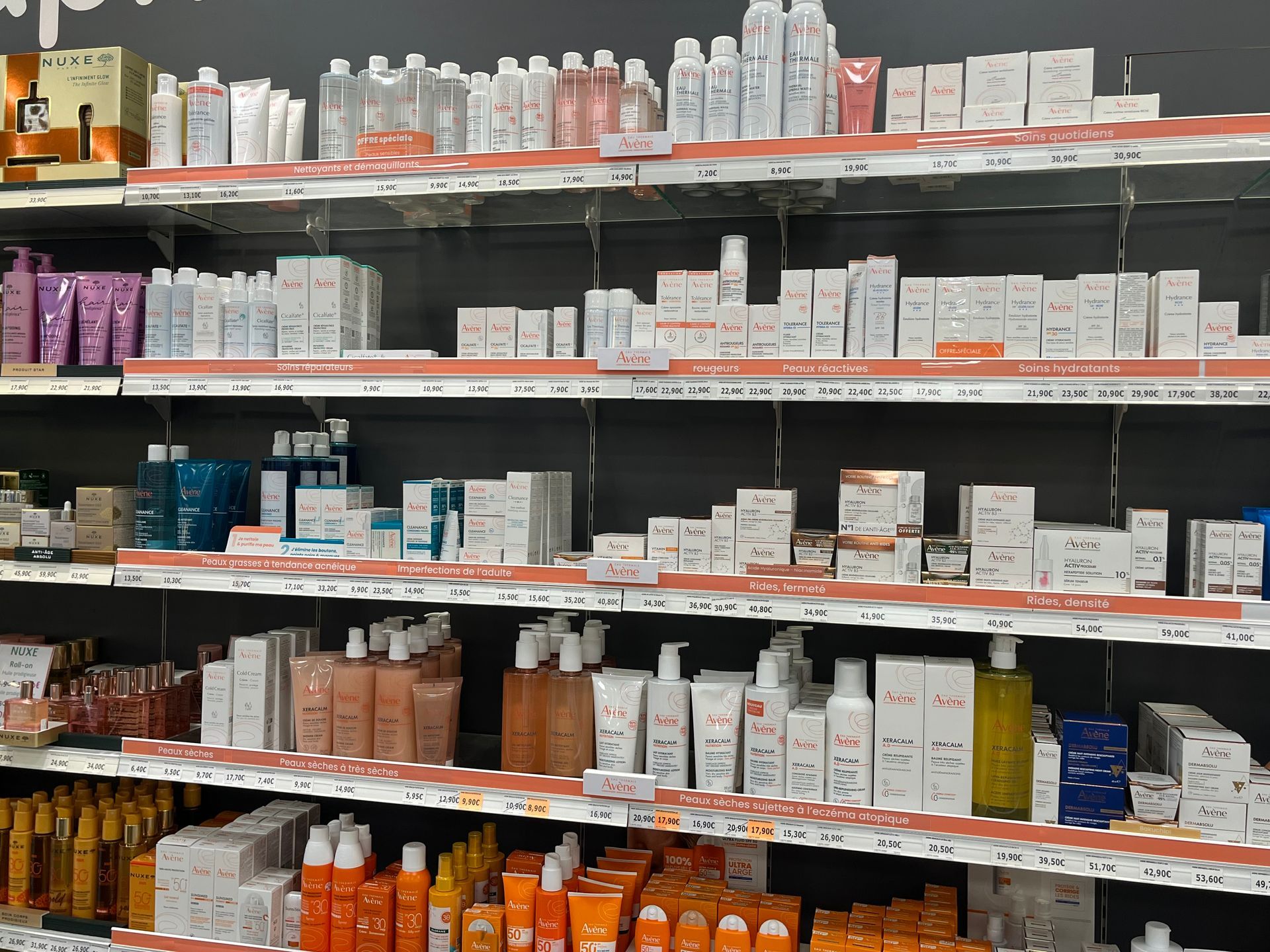 Des étagères remplies de divers produits cosmétiques et de soins de la peau dans un magasin.