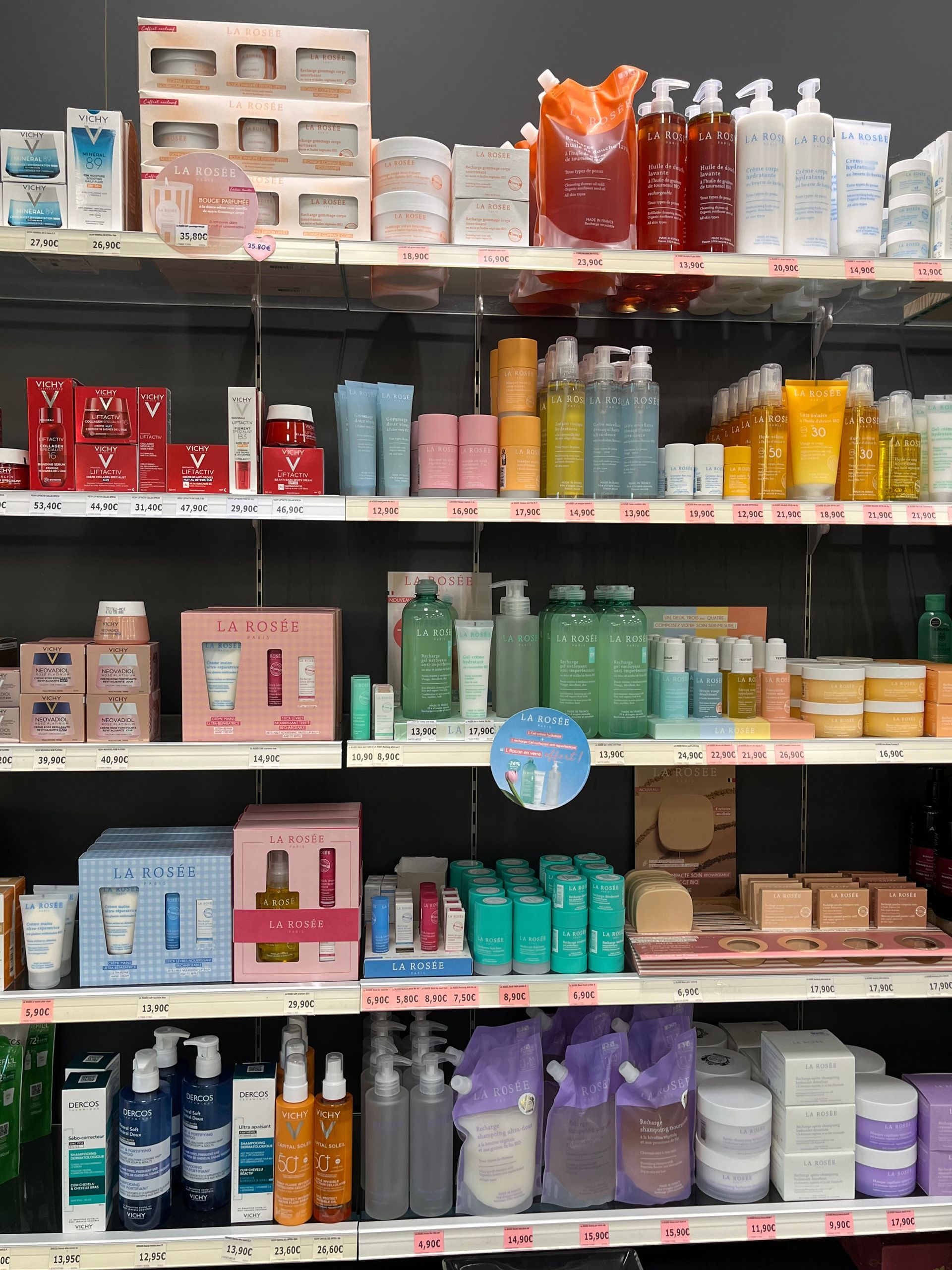 Étagères remplies de produits de soins de la peau dans diverses bouteilles et contenants.