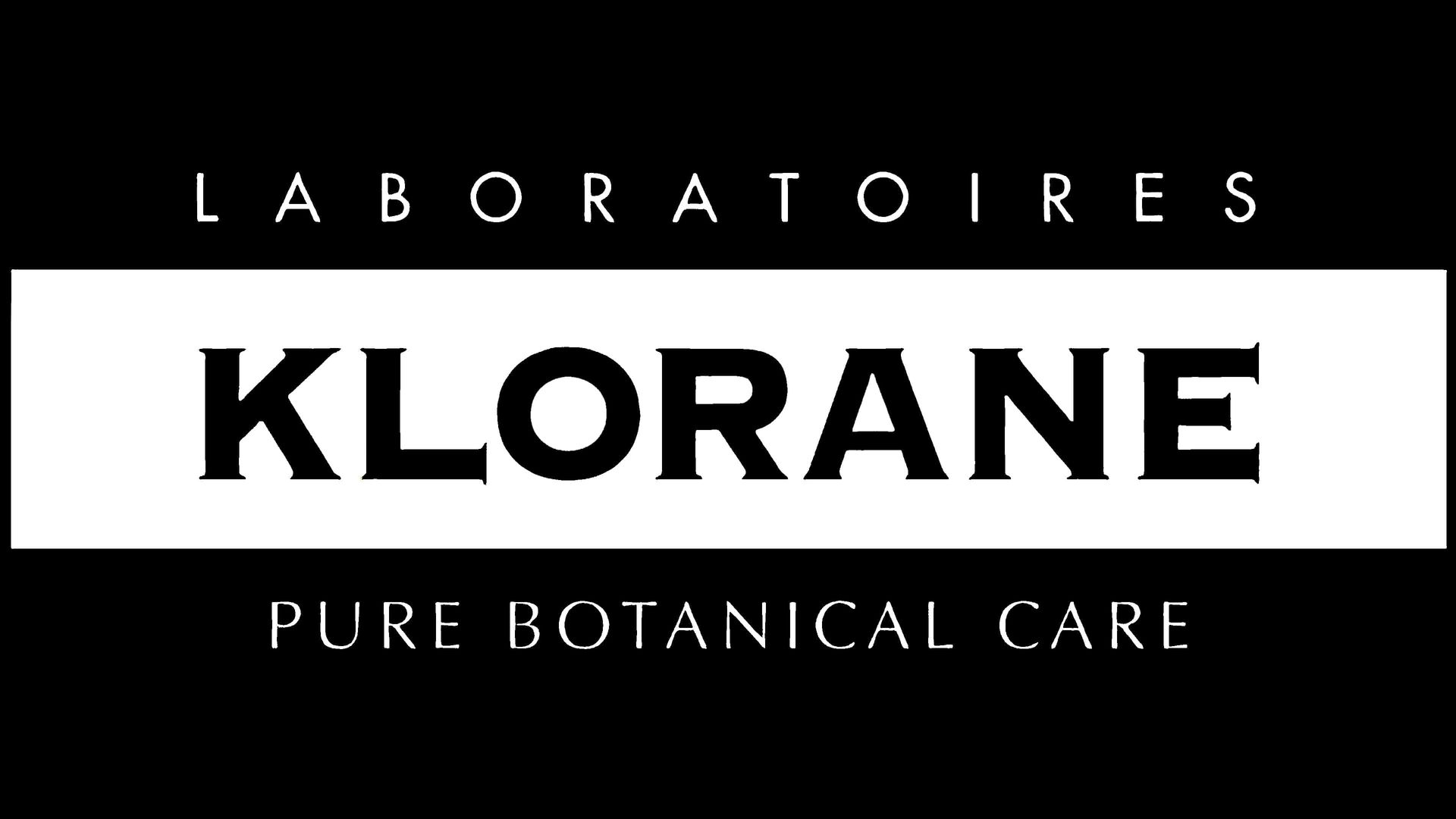 Logo Klorane avec « LABORATOIRES » au dessus du nom de la marque et « PURE BOTANICAL CARE » en dessous, le tout sur fond noir.