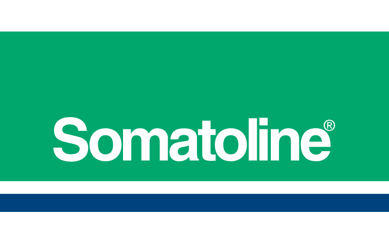 Logo Somatoline : Texte blanc sur fond vert avec ligne horizontale bleue.