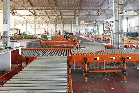 Una fábrica con muchas cintas transportadoras en su interior