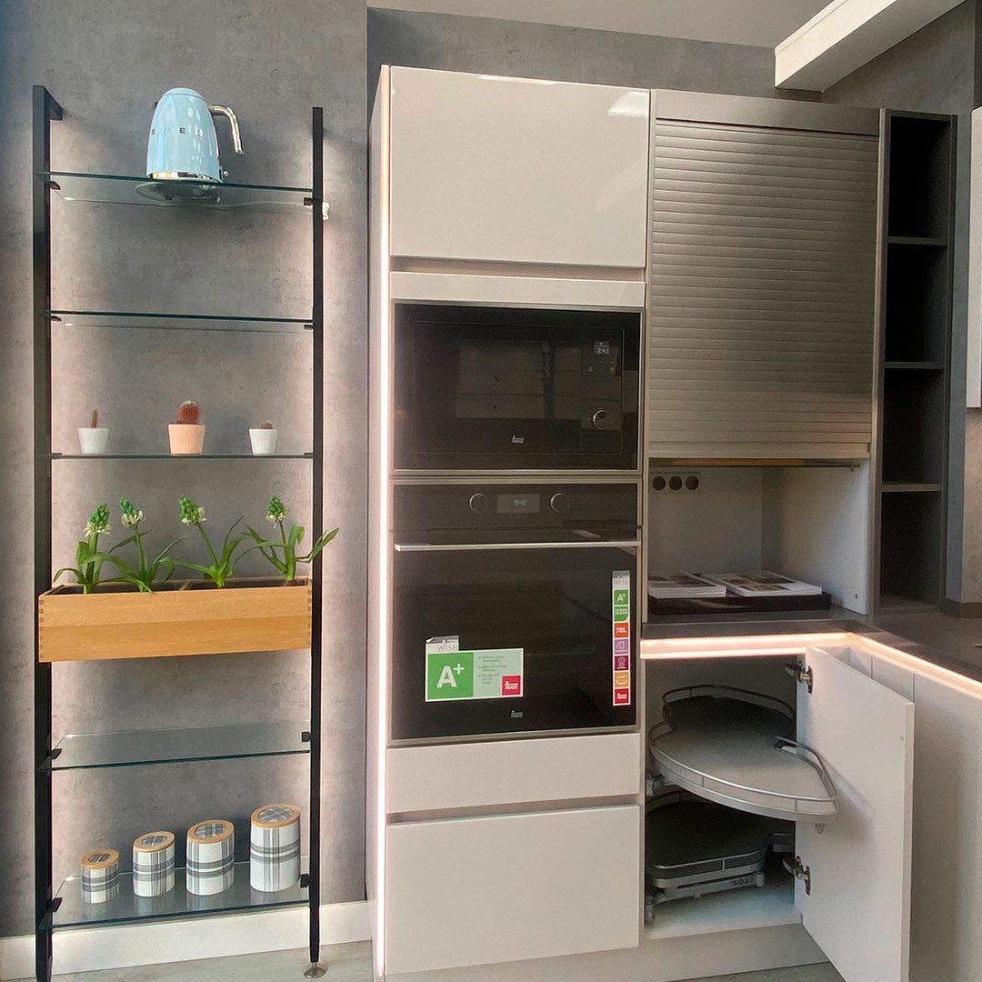Una cocina con horno microondas y nevera