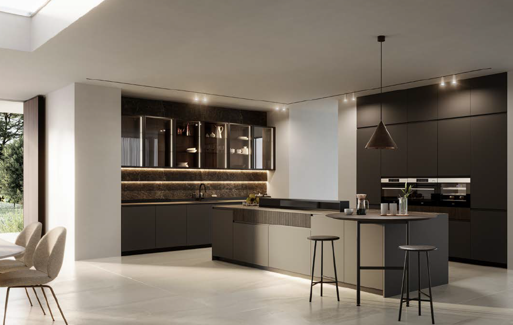 Una cocina con gabinetes blancos y electrodomésticos de acero inoxidable y piso de madera.