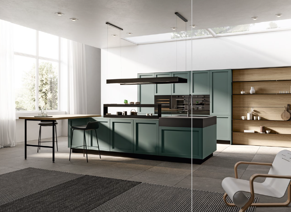 Una cocina con gabinetes blancos y electrodomésticos de acero inoxidable.