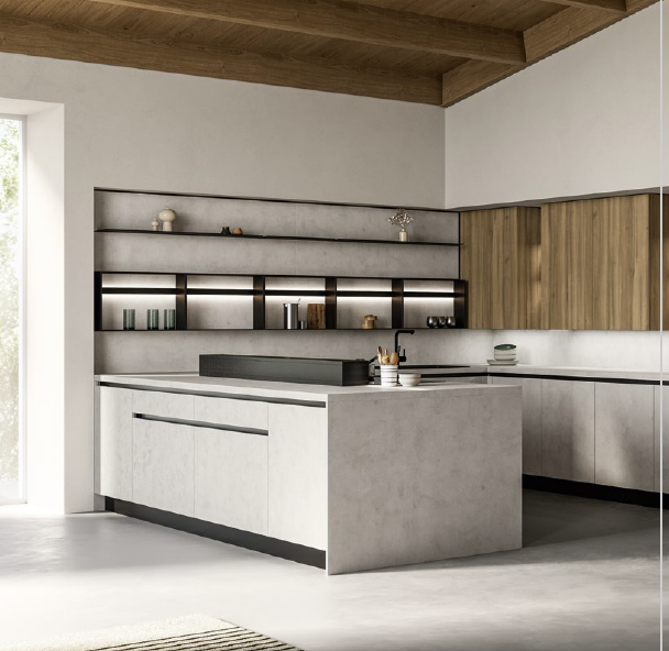 Una cocina con horno microondas y nevera