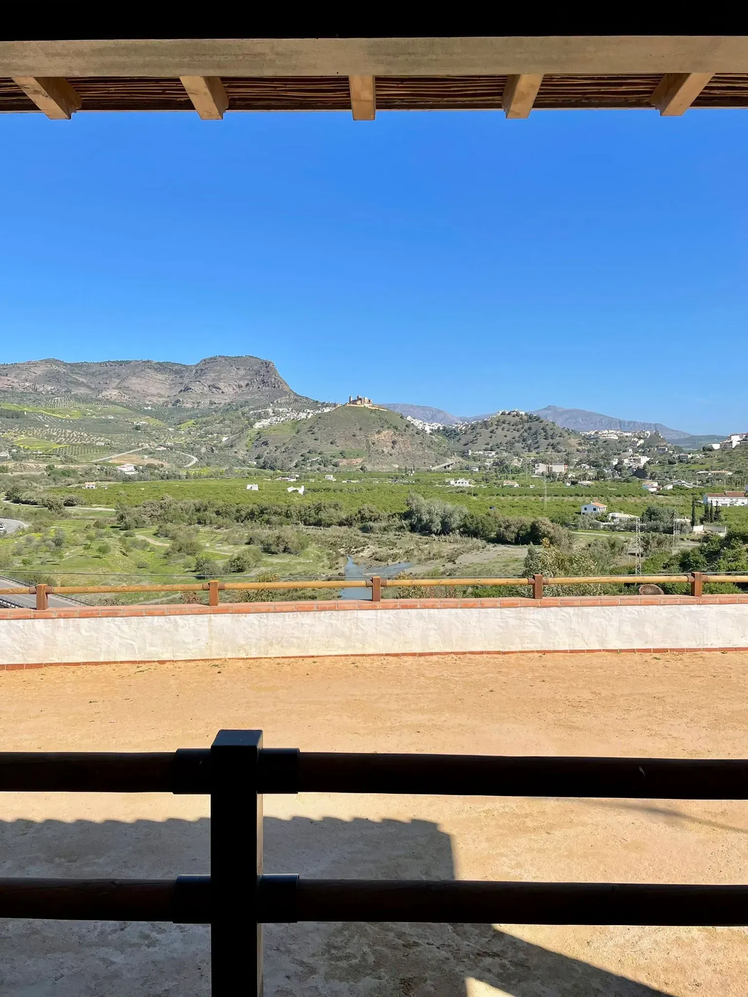 Una vista de un área cercada con montañas al fondo.