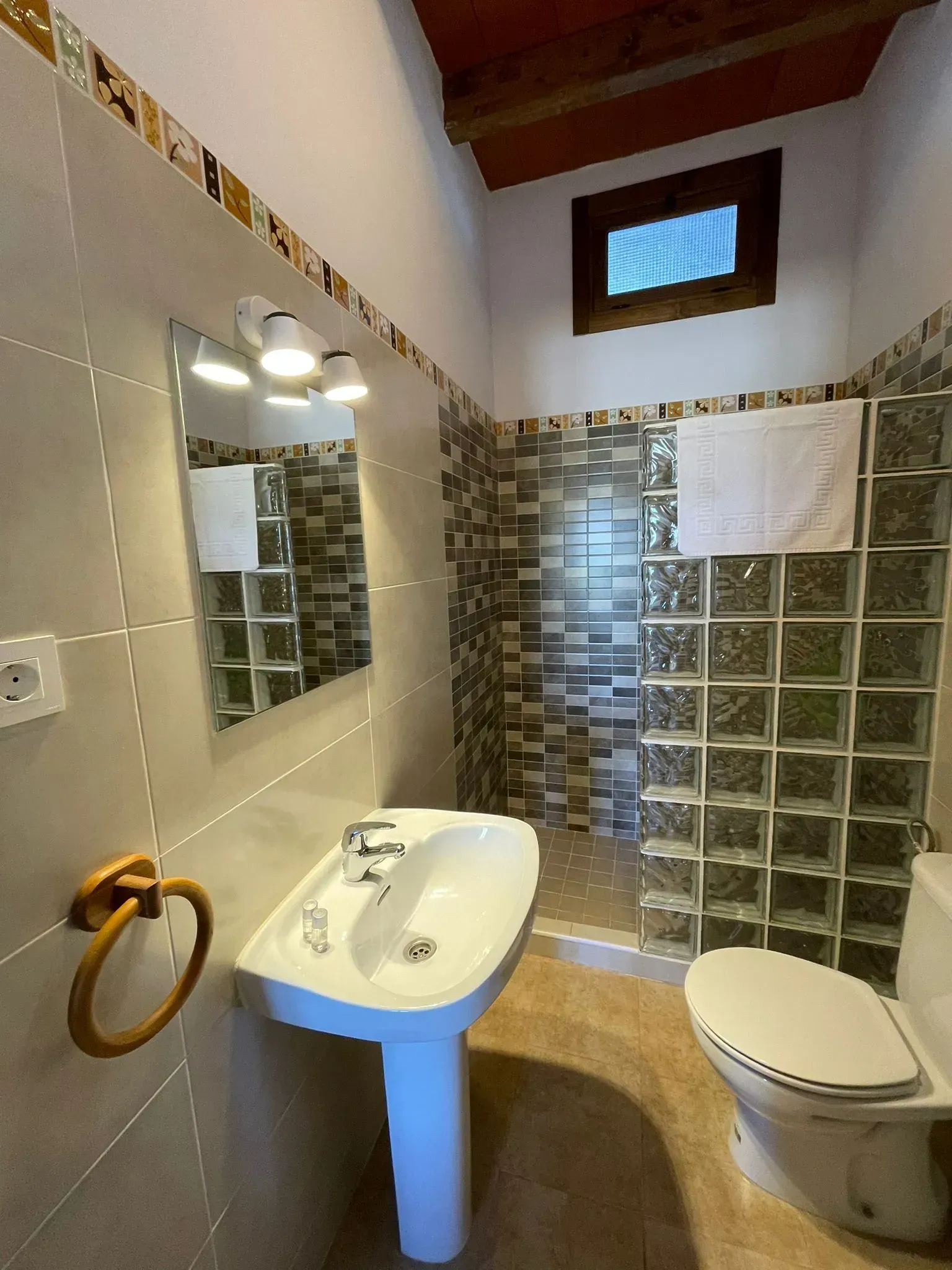 Un baño con lavabo, inodoro y ducha.