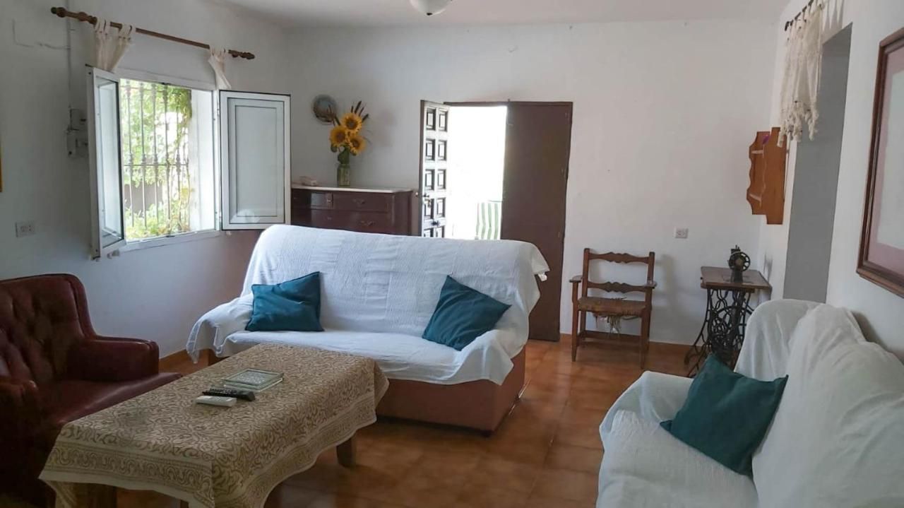 Una sala de estar con un sofá y una mesa de café.