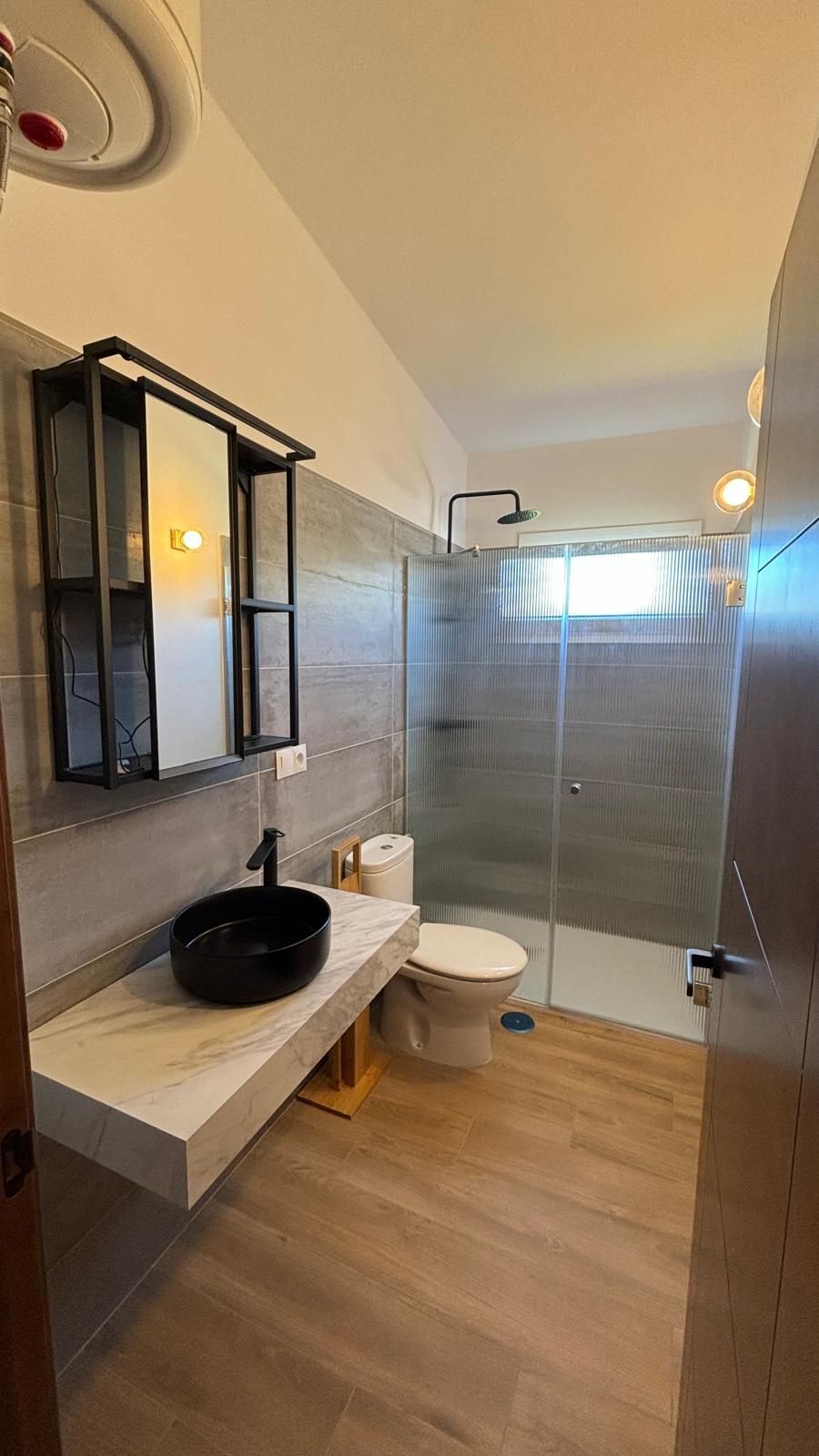 Un baño con lavabo, inodoro y ducha.