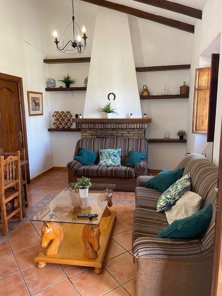 Una sala de estar con un sofá y una mesa de café.