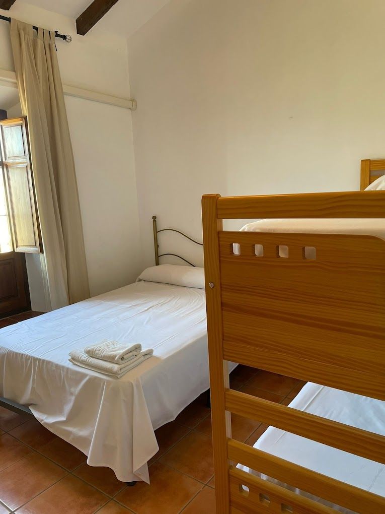 Un dormitorio con una litera y una cama.