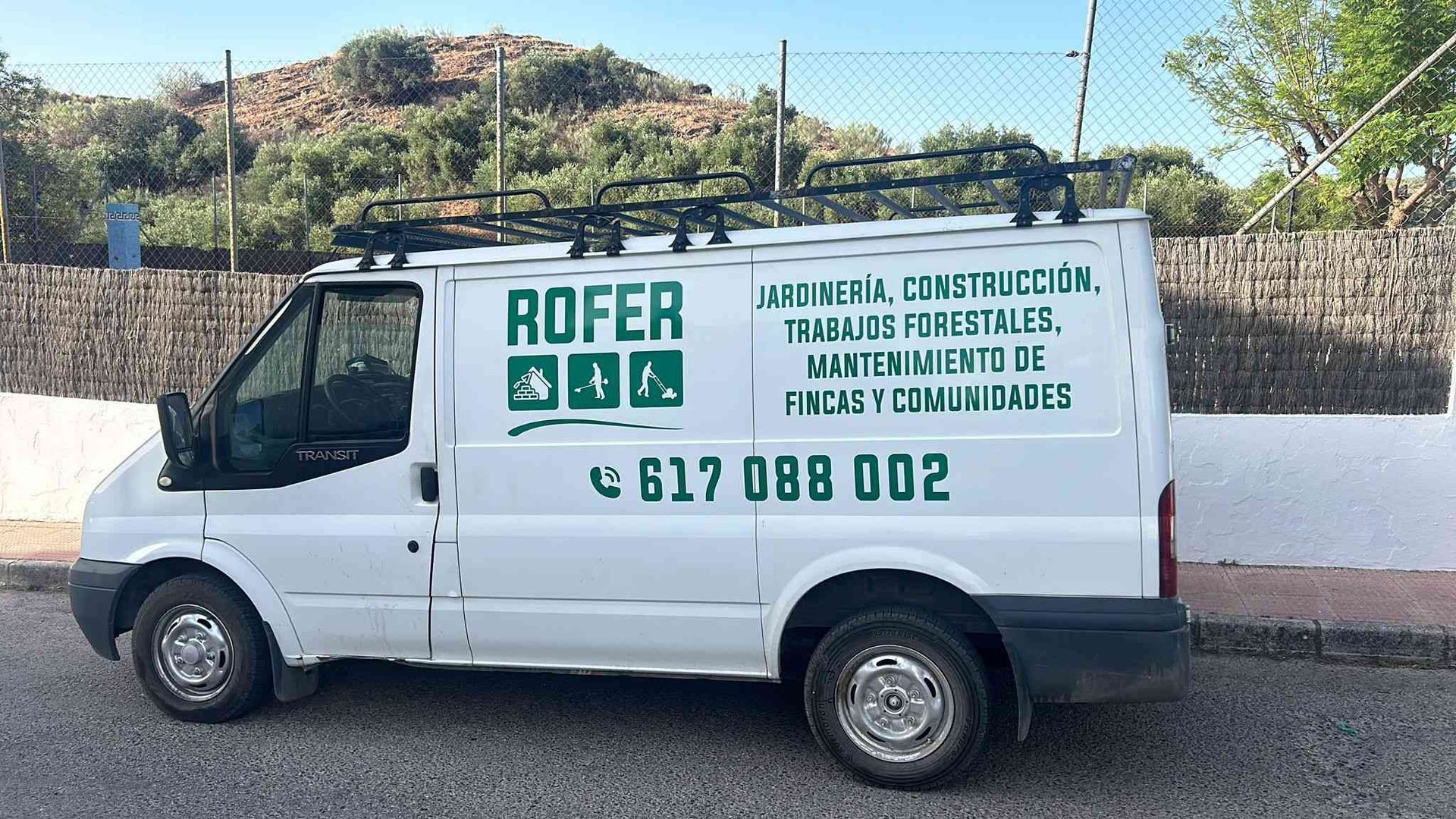 Una furgoneta blanca con la palabra rofer en el lateral.