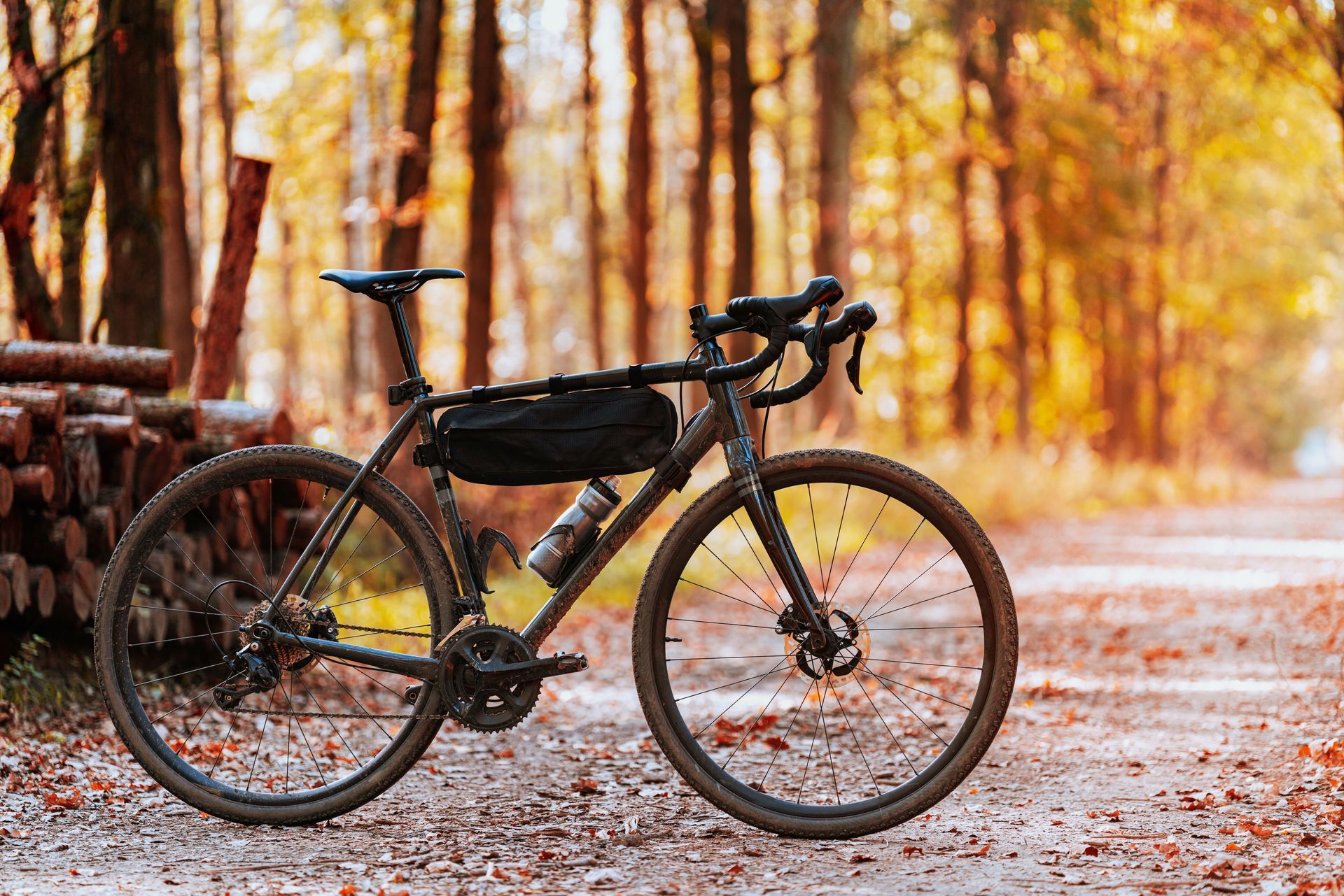 Ein Fahrrad steht am Rand eines Feldwegs im Wald.