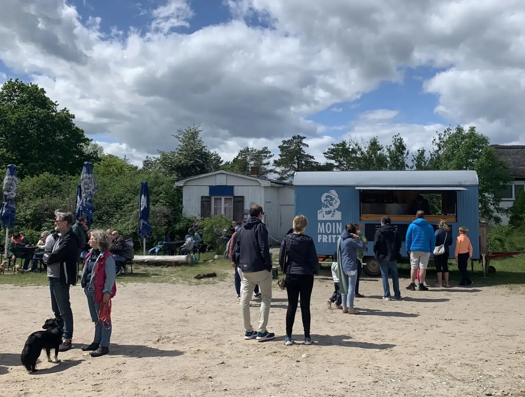 Eine Gruppe von Menschen steht vor einem Food Truck