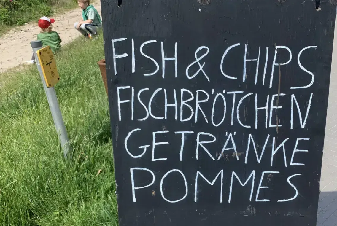 Ein Schild mit der Aufschrift „Fish and Chips“