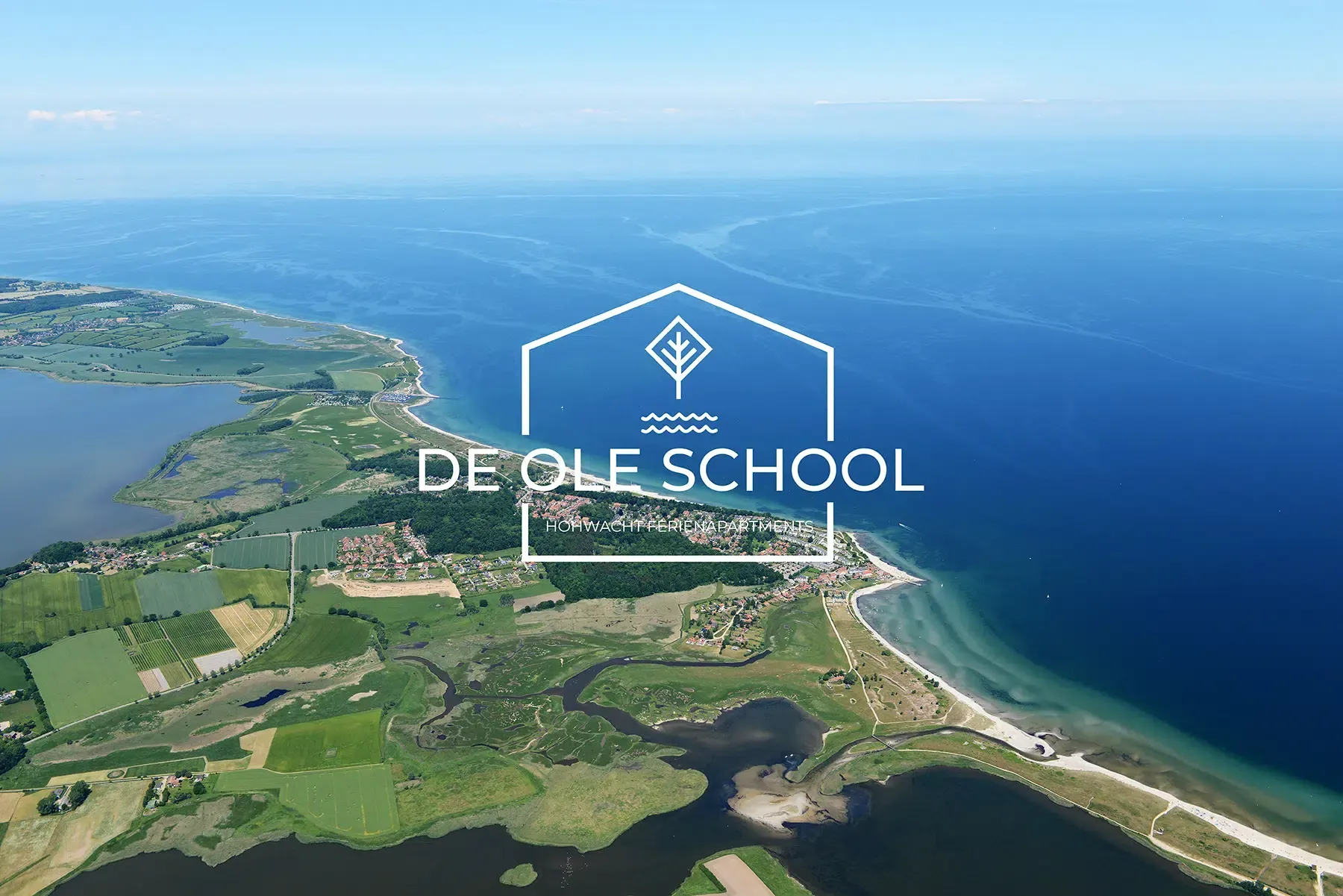 Eine Luftaufnahme des Ortes Hohwacht an der Ostsee