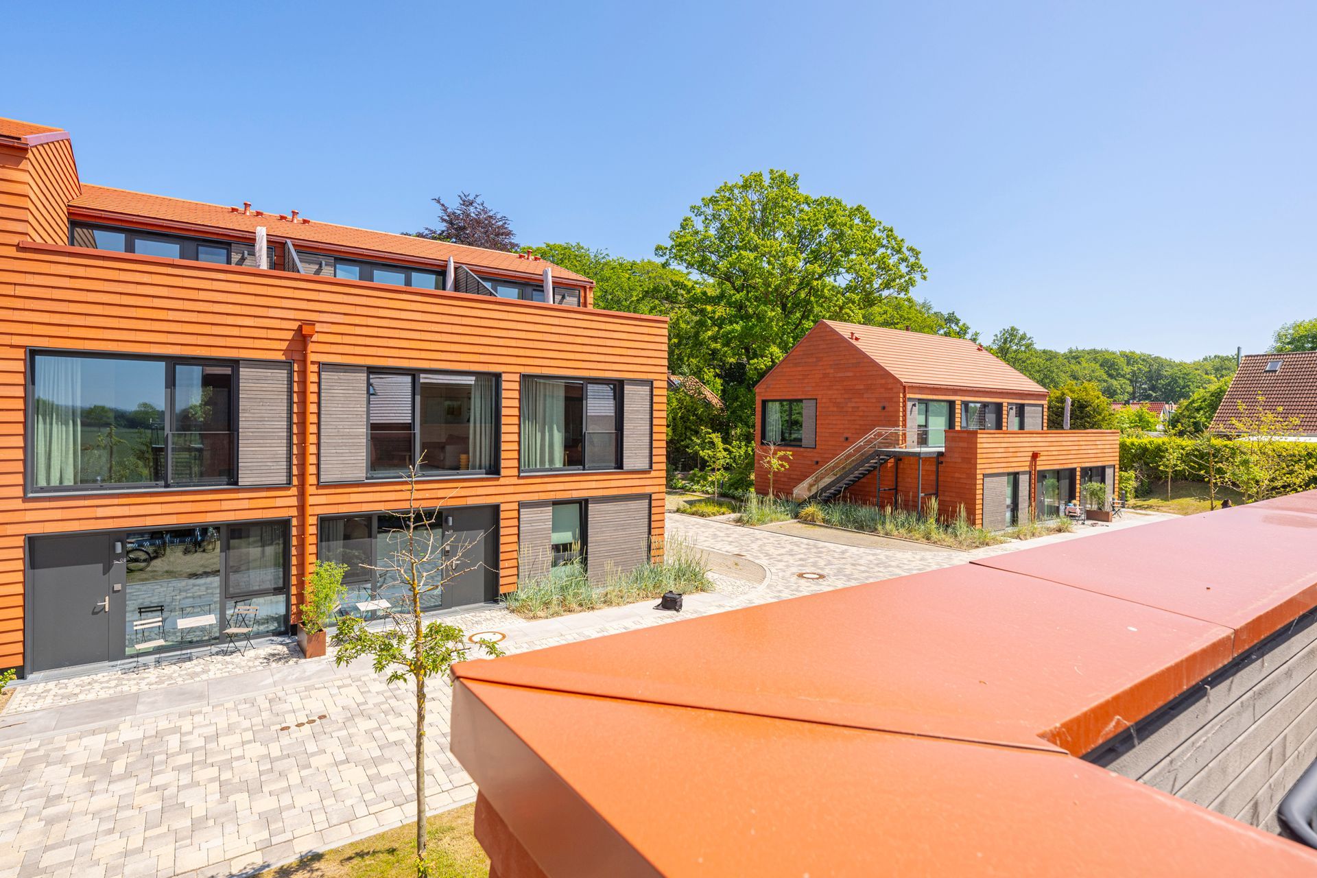 A group of houses are sitting next to each other on a sunny day.
