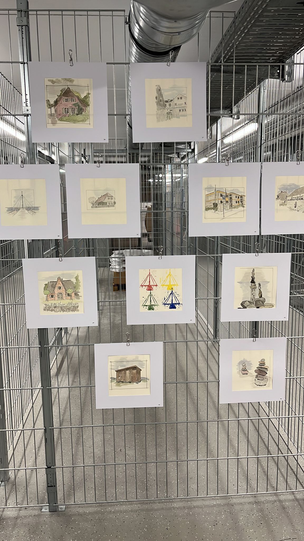 In einem Raum hängen mehrere Bilder an der Wand.