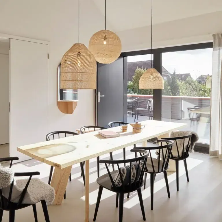 Ein Esszimmer mit großem Tisch und Stühlen