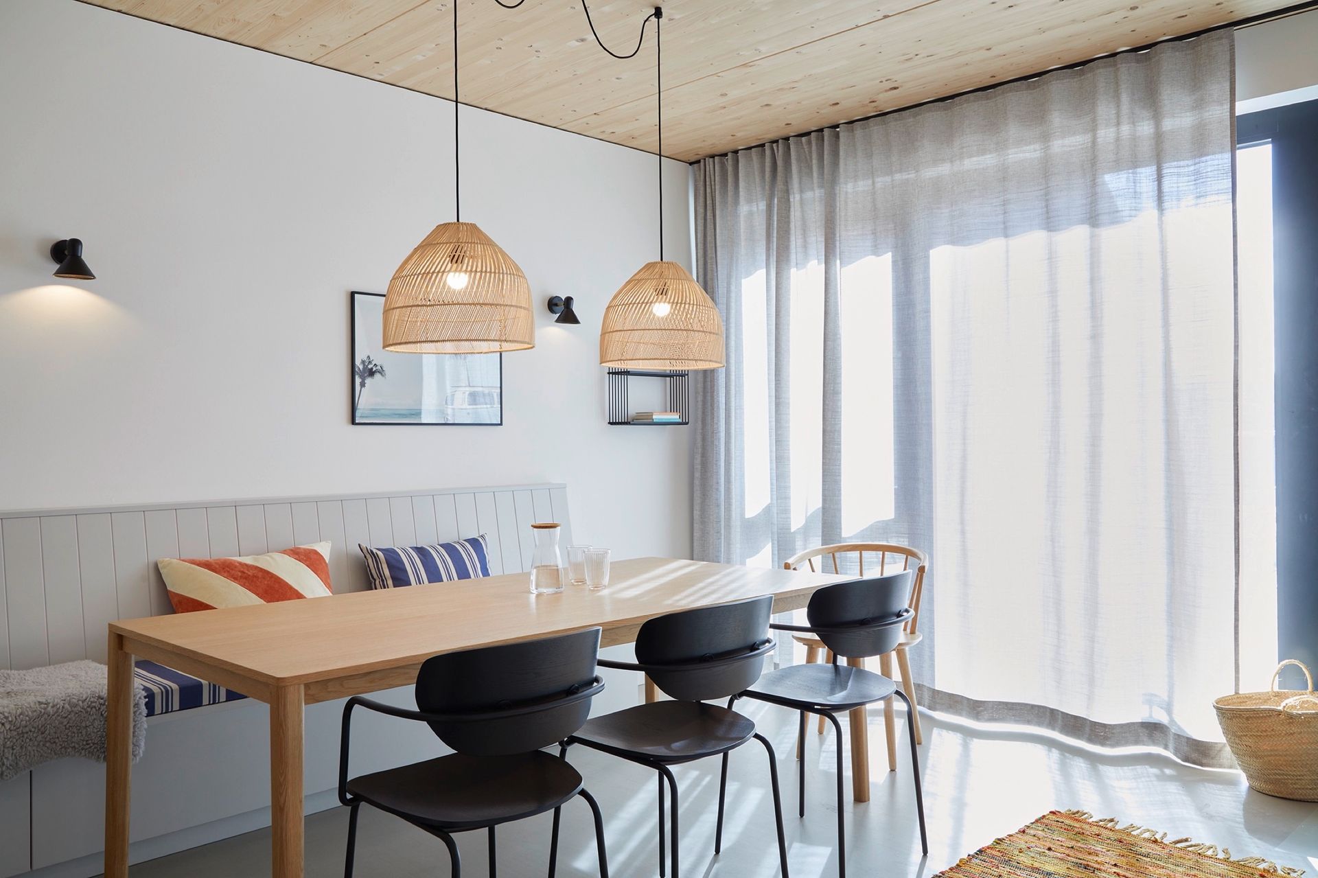 Ein Esszimmer mit Tisch, Stühlen und einer Bank.