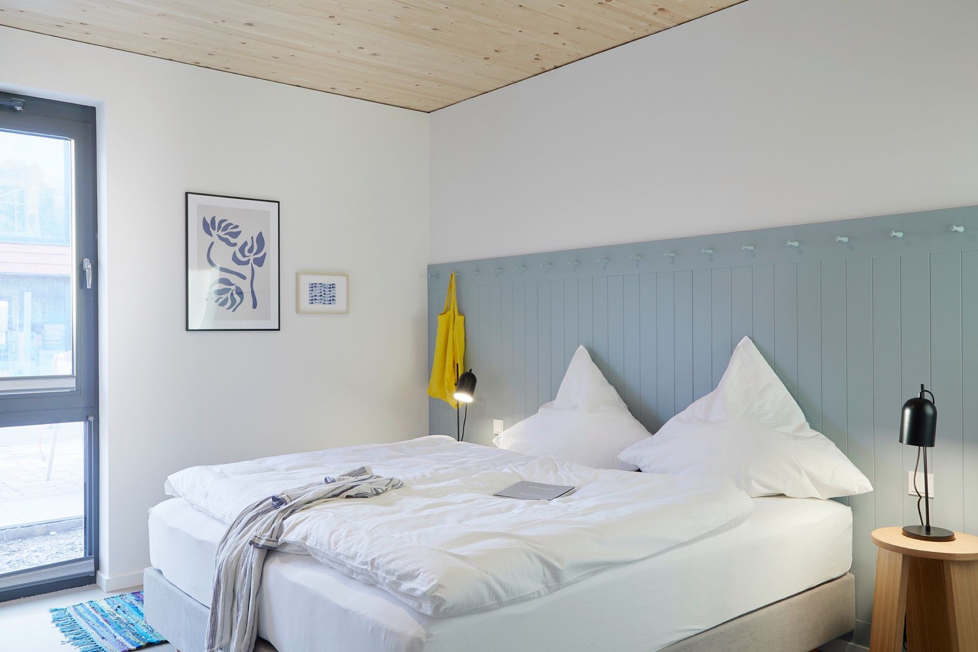 Ein Schlafzimmer mit großem Bett und Fenster.