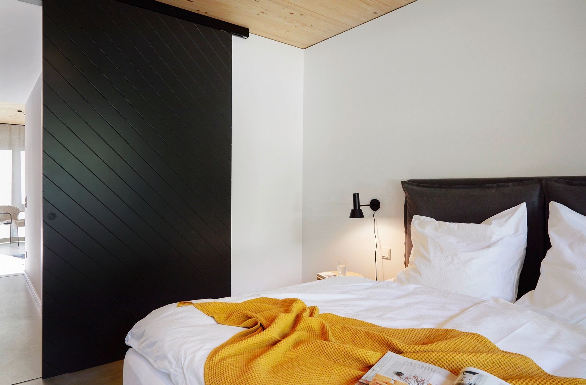 Ein Schlafzimmer mit Bett und Schiebetür