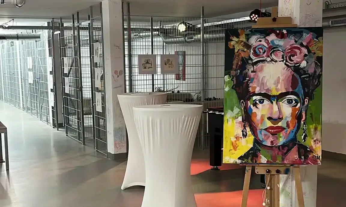Ein Gemälde von Frida Kahlo steht auf einer Staffelei in einem Zimmer.