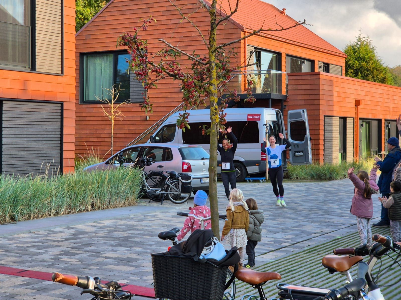 Eine Person rennt einen Feldweg entlang.