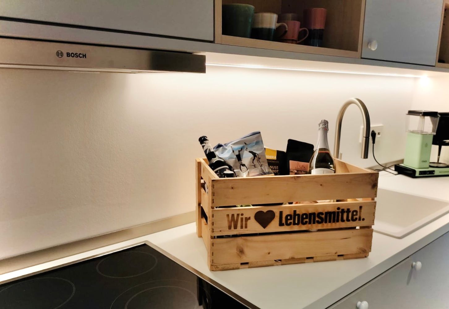 In einer Küche steht eine Holzkiste mit Lebensmittlen