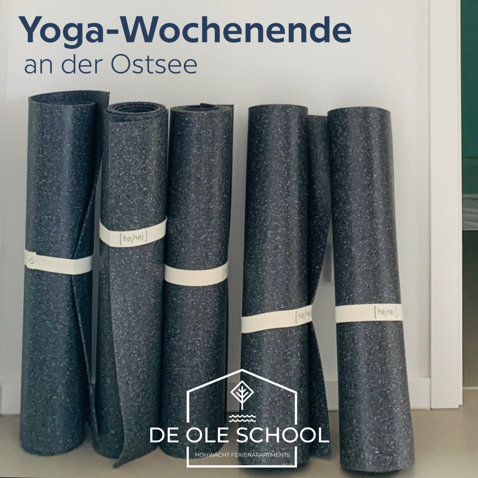 Ein Haufen Yogamatten sind nebeneinander gestapelt