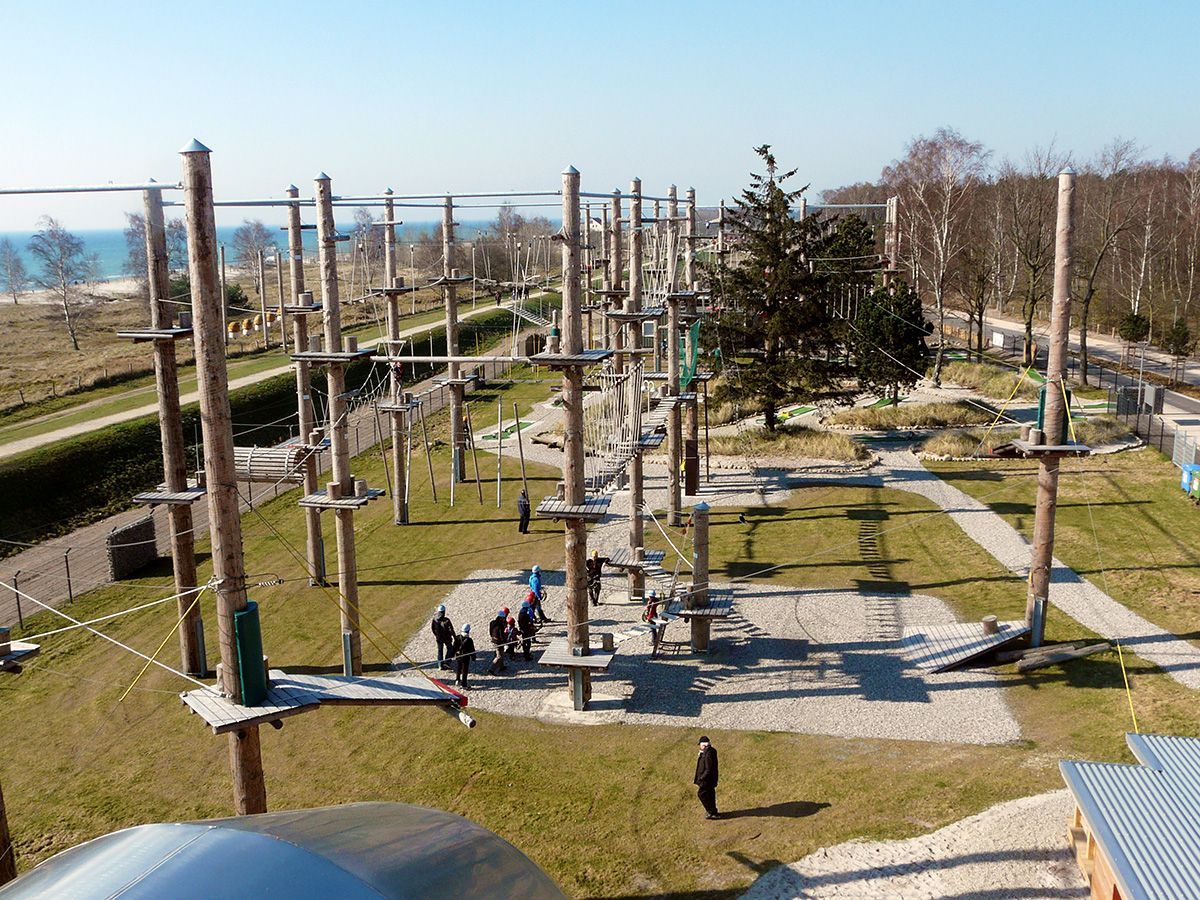 Eine Luftaufnahme eines Hochseilgartens in einem Park.