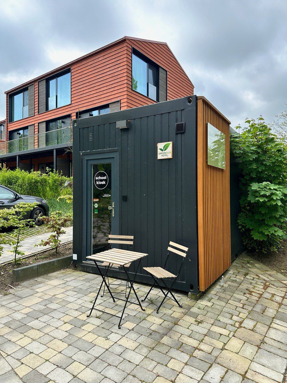 Ein kleines Gebäude, in dem sich ein Kiosk befindet, mit einem Tisch und Stühlen davor