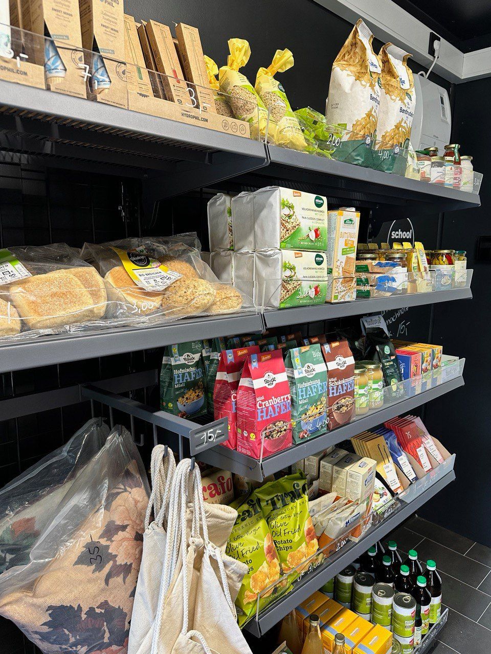 Ein Supermarktregal voller Lebensmittel und Getränke.
