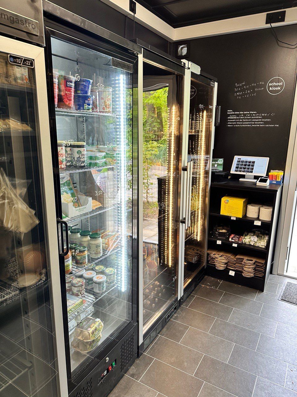 Ein mit großen Mengen Lebensmitteln gefüllter Kühlschrank in einem Geschäft.