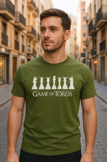 Hombre con una camiseta verde de Juego de Tronos de pie en una calle de la ciudad.