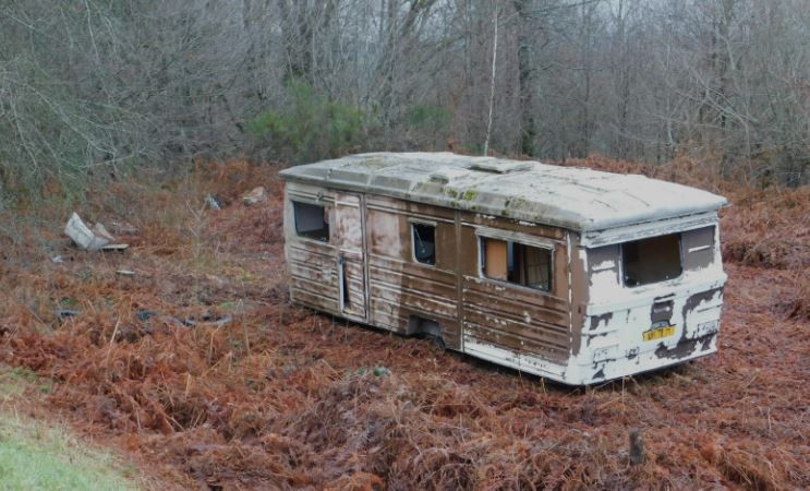 Une épave de caravane
