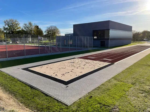 In der Mitte der Sportstrecke befindet sich ein Sandkasten.