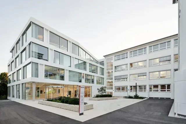 Ein großes weißes Gebäude vom Campus Beurer, Ulm